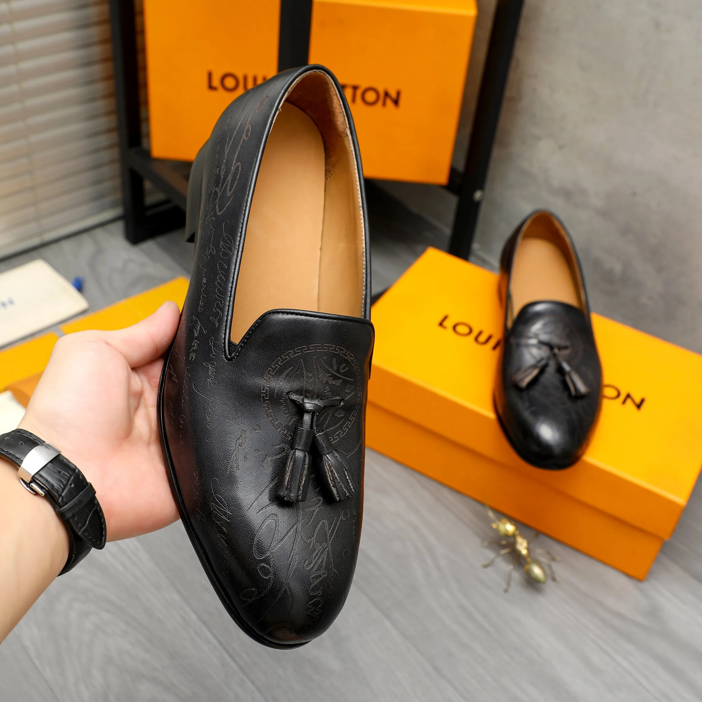 Men's shoes 💰520 Product trademark: LV "Louis Vuitton" business slip-on leather shoes Regular size: 37-46 Product materials: Selected carved cowhide upper, pigskin lining, rubber outsole